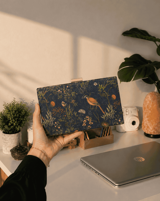 Armario Printed Clutch Navy Garden Bird - detail view