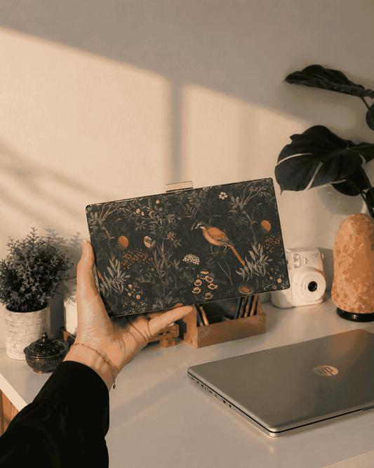 Armario Printed Clutch Navy Garden Bird - detail view