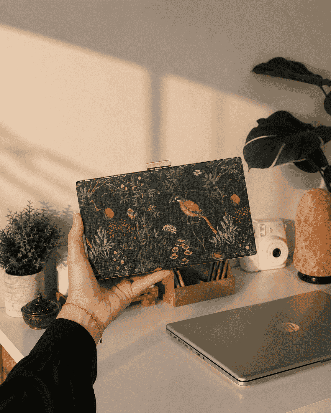Armario Printed Clutch Navy Garden Bird - detail view