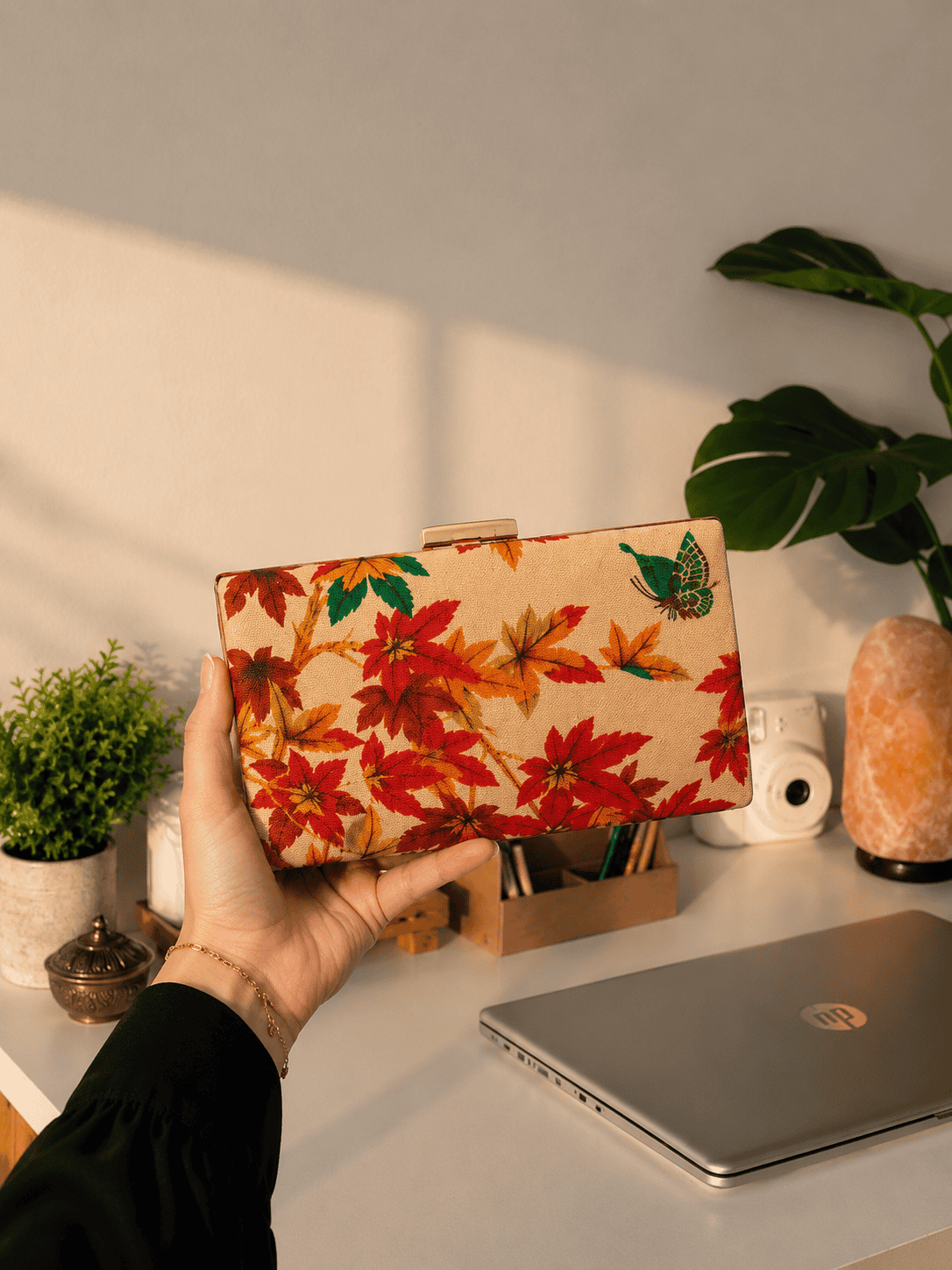 Armario Printed Clutch Maple Leaf - detail view