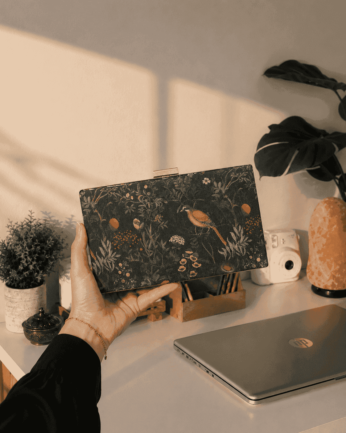 Armario Printed Clutch Navy Garden Bird - detail view