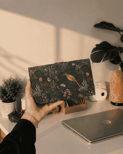 Armario Printed Clutch Navy Garden Bird - detail view