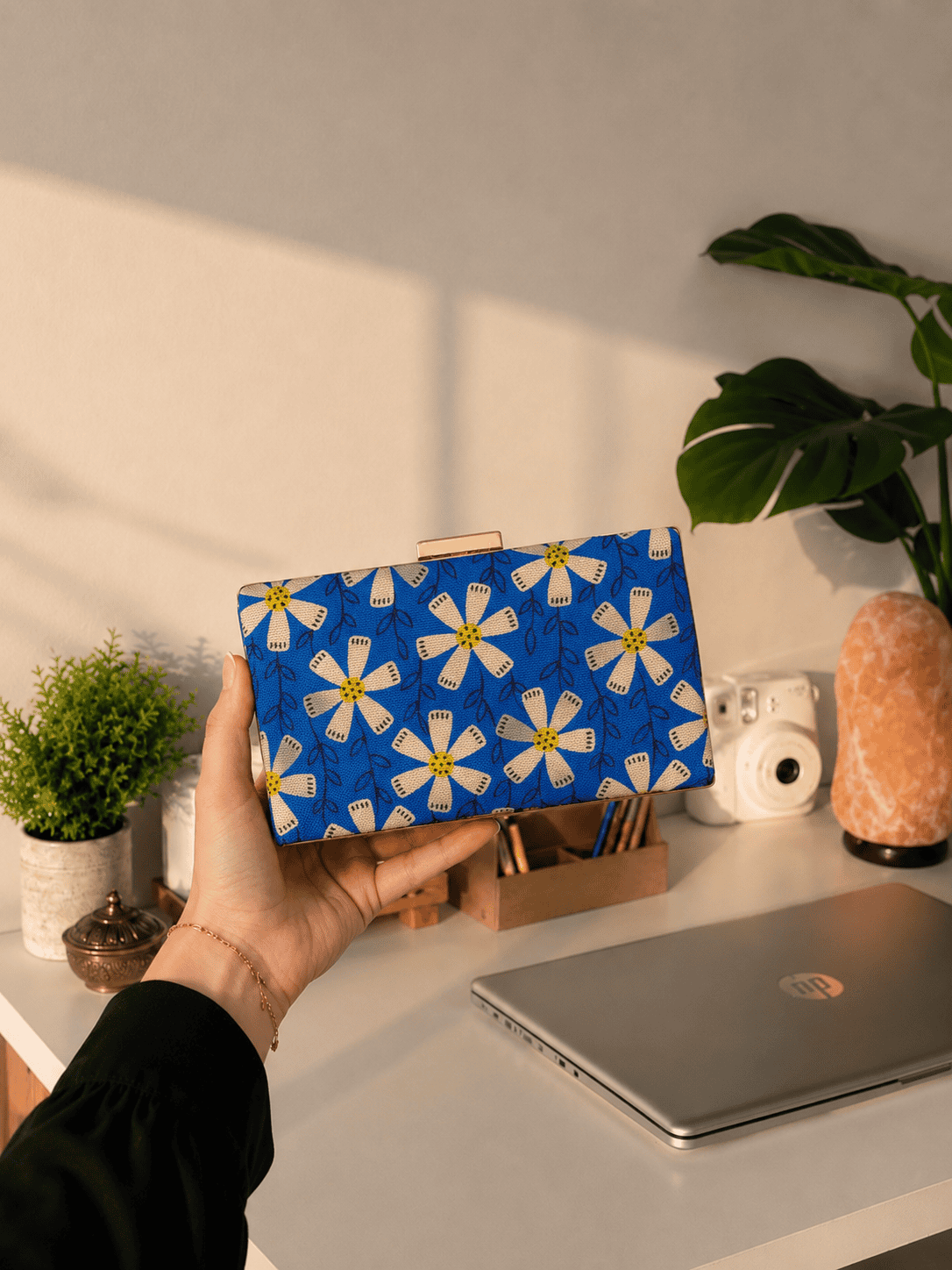 Armario Printed Clutch (Blue Daisy)